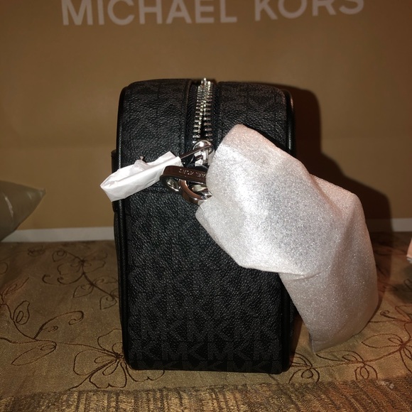 Authentic Mk crossbody bag. - Picture 6 of 7